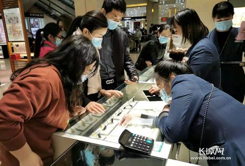 市民在北國商城飾品專柜購物.長城網記者 胡曉梅 攝